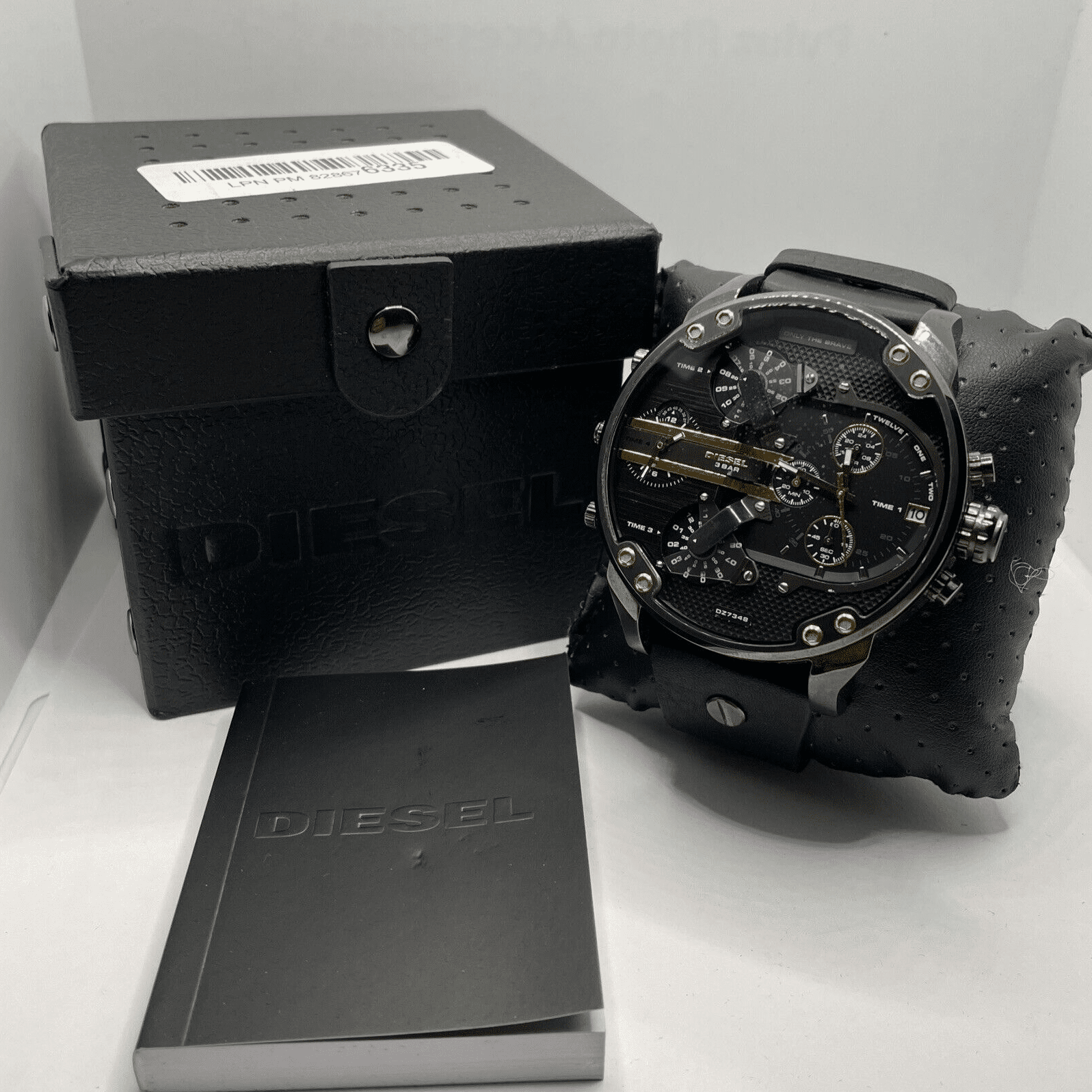 Reloj pulsera Diesel Mr. Daddy 2.0 DZ7395 de cuerpo color negro, analógico,  para hombre, fondo negro, con correa de acero inoxidable color negro,  agujas color negro y blanco, dial blanco, subesferas color