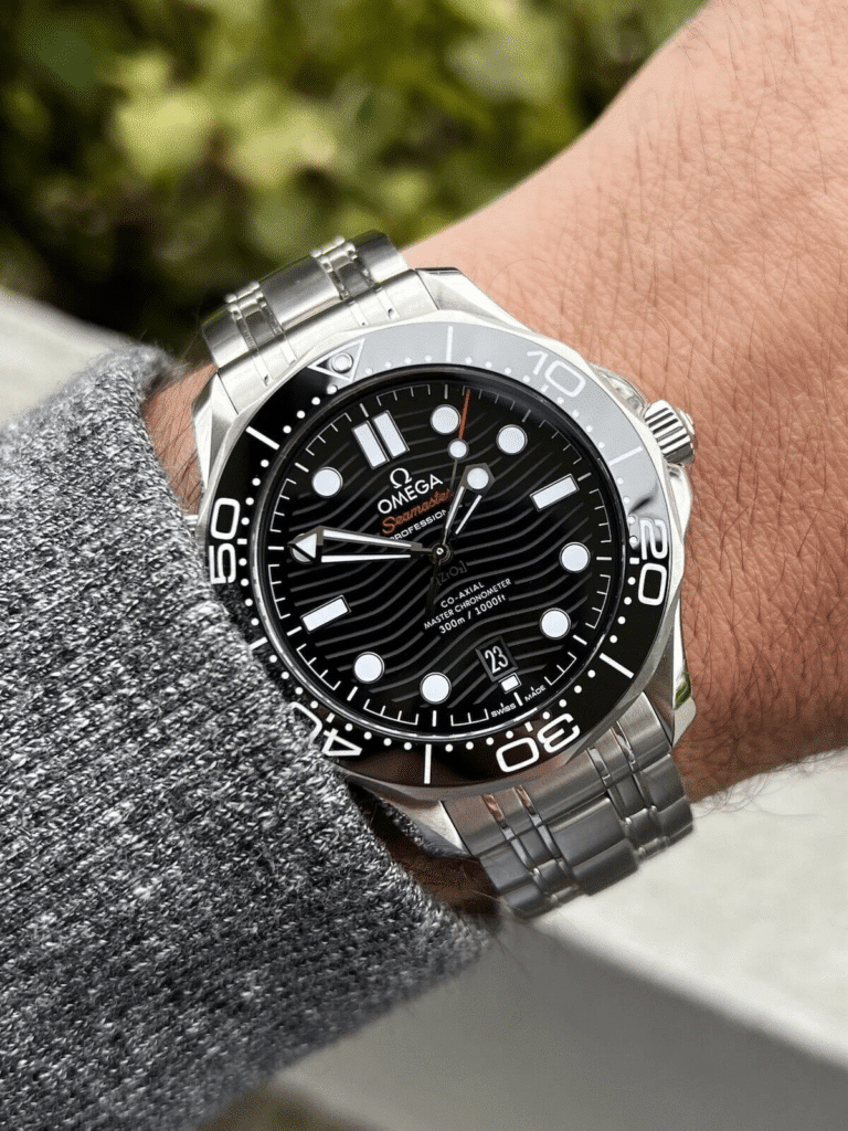 Omega_Seamaster_Diver_300M_Co-Axial_Black_42mm_210.30.42.20.01.001_-_2020_Watch_Vault_11_2048x